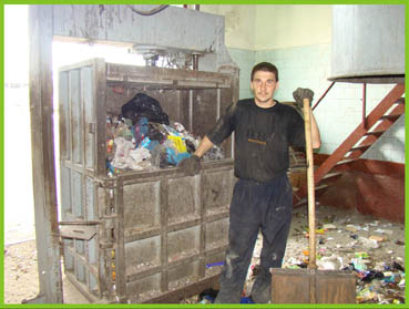  Отсортированные отходы после накопления перемещаются при помощи погрузчика, тележек, контейнеров или в ручную на производственный участок